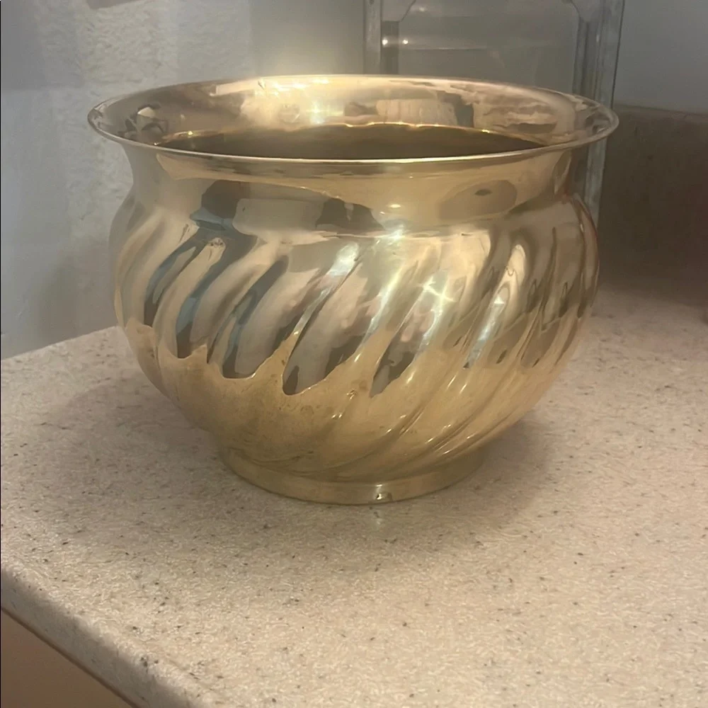 Gold Swirl Pattern Vase Accents